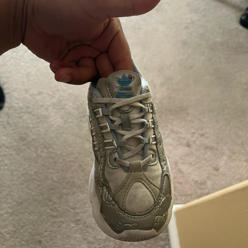 Hello kitty Adidas Kids' Sneakers 
OZMILLEN EL I